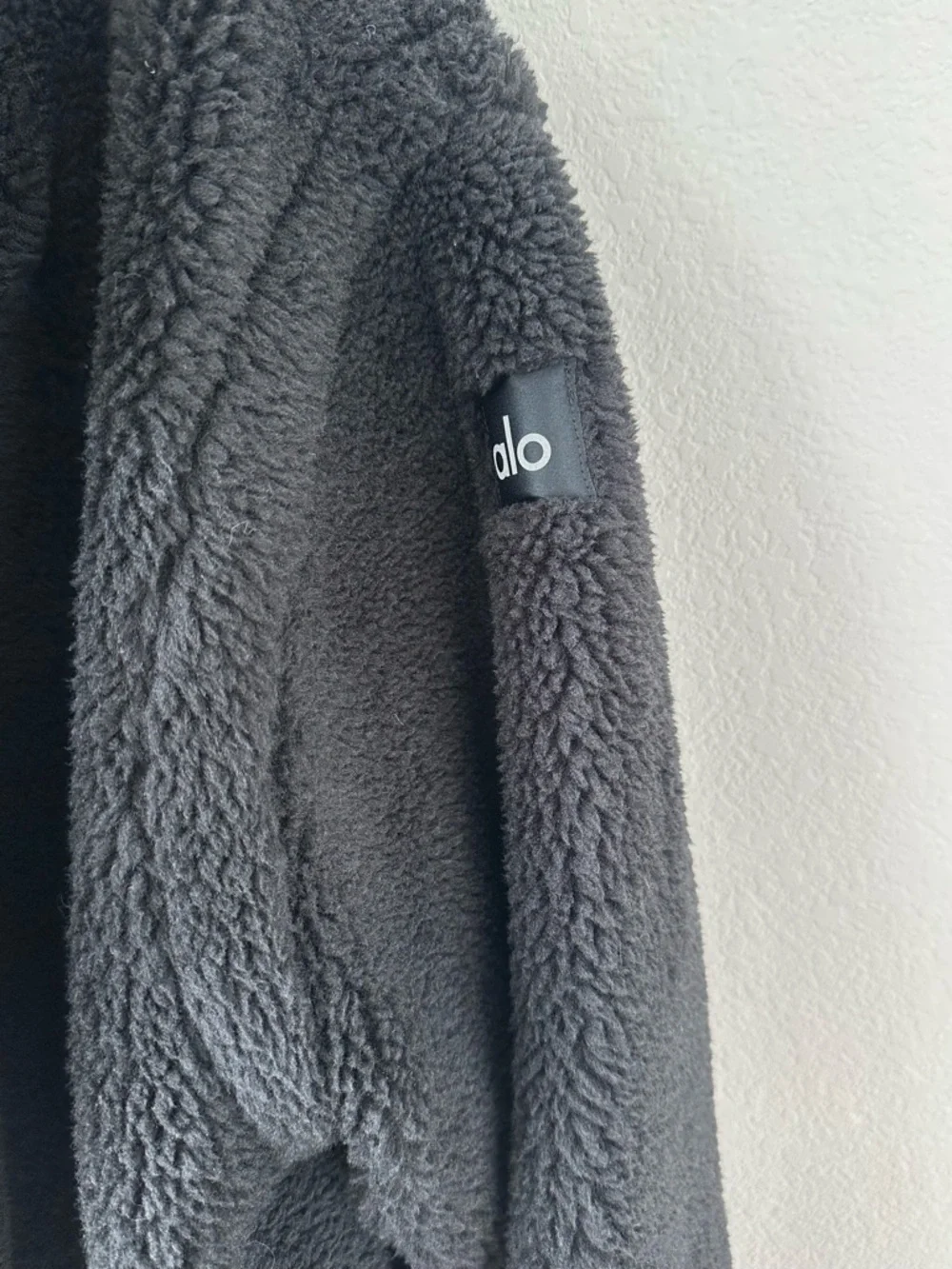 ALO Yoga Oversized Sherpa Teddy Trench Coat in Black SZ S - Picture 3 of 7